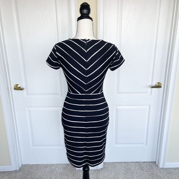 Banana Republic 00P Petite Black White Contrast Diagonal Striped Round Neck Knee - Picture 7 of 10